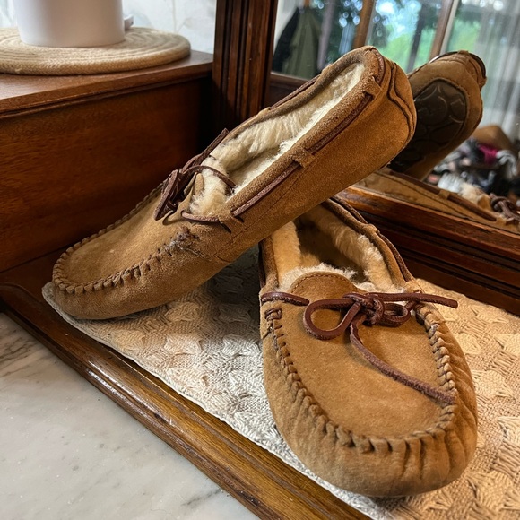 UGG Australia Sherpa Lined Classic Suede Dakota Slippers‎ in Tan Women's Size 7 - Picture 1 of 10